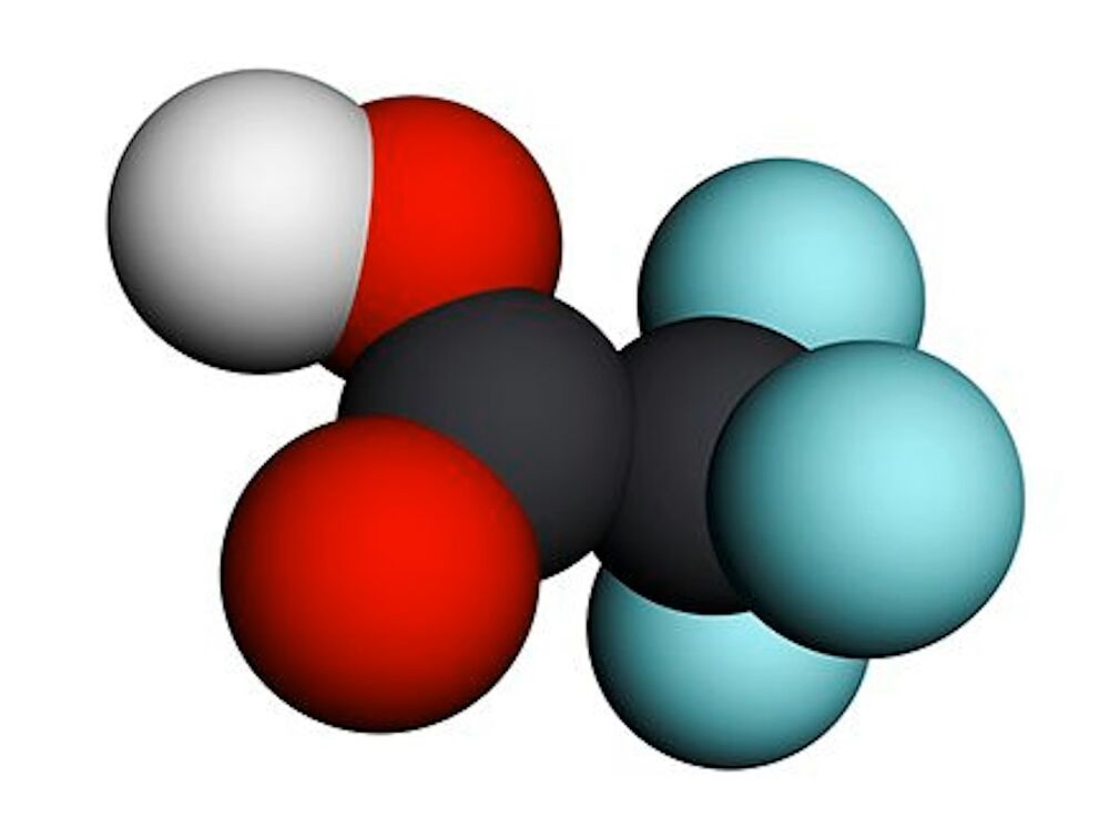 TFA ist das kleinste Molekül der PFAS-Gruppe (schwarz: Kohlenstoff, rot: Sauerstoff, weiss: Wasserstoff, blau: Fluor).